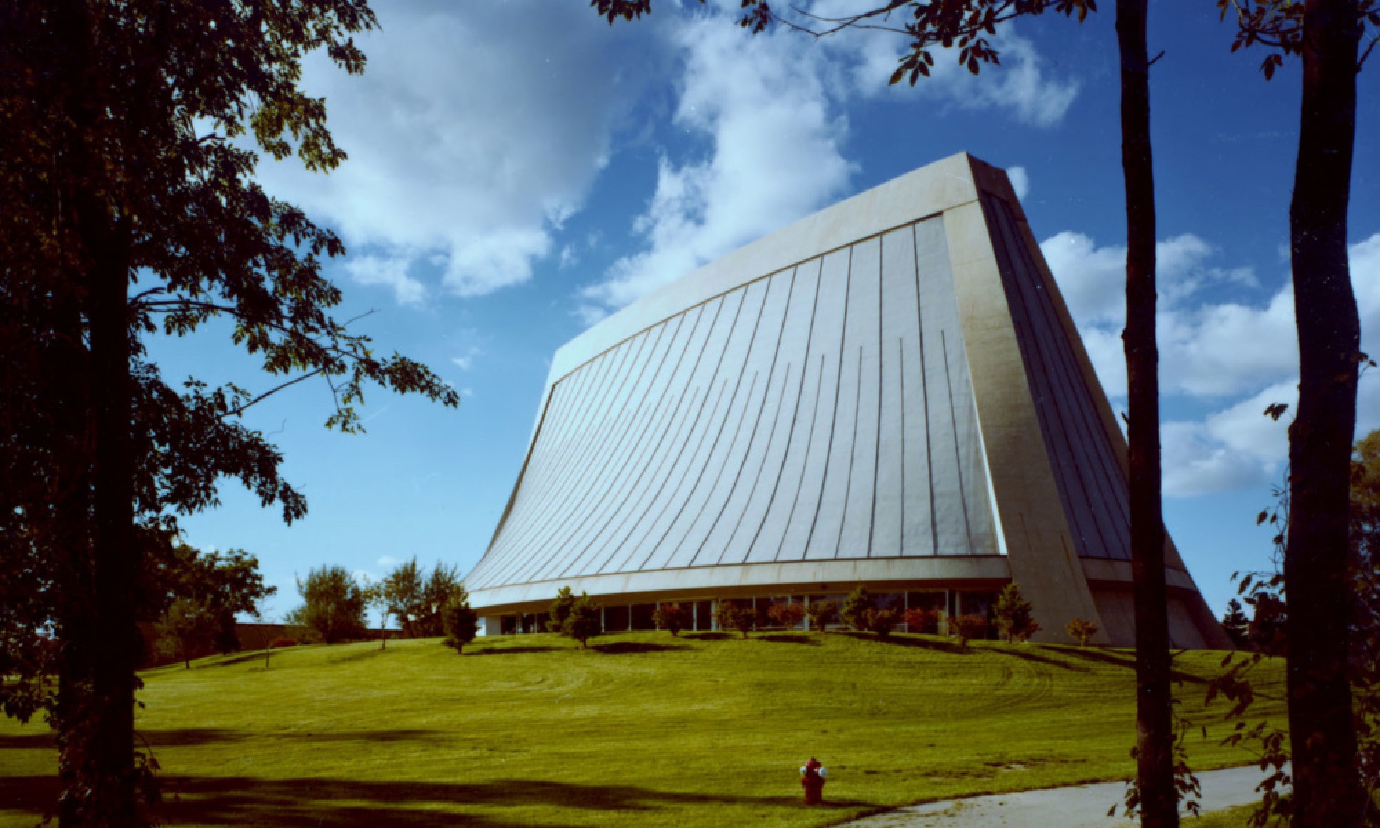 Temple Beth El in Troy, Michigan. The shape of the building was meant to evoke the tents of the biblical Israelites. Image via the Wayne State University Yamasaki Legacy.