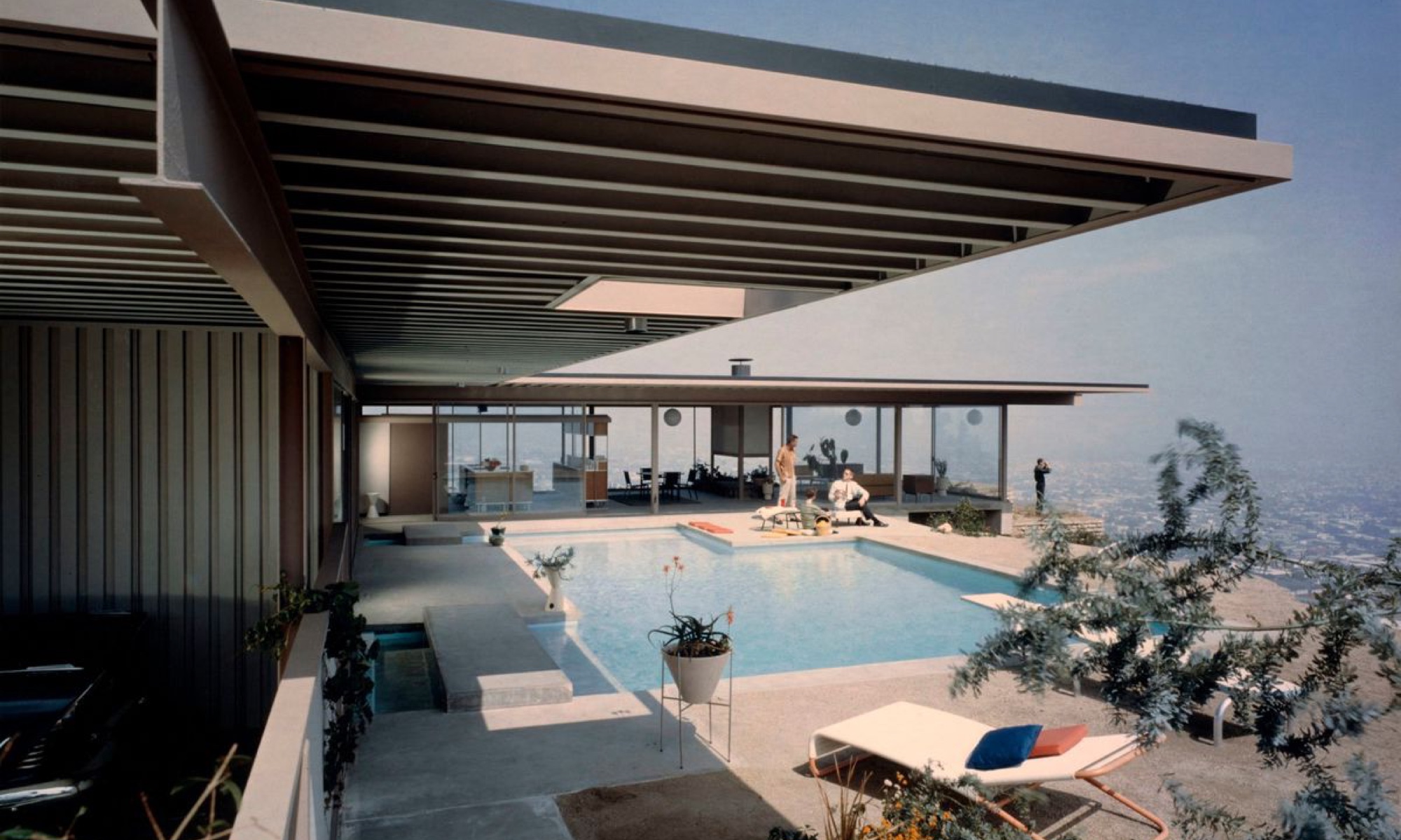 The view of the pool deck demonstrates the simple, L-shaped plan. The pool was required by the bank in order to finance the construction of the home. Photo by Julius Schulman via the Getty Research Trust.
