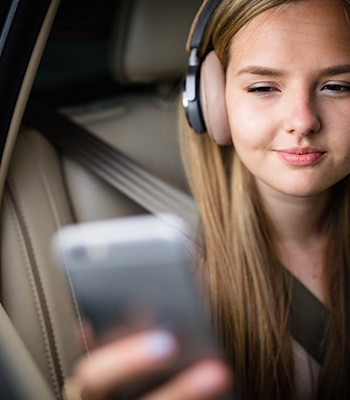 Wireless LAN young-girl-listening-phone-car-870x490