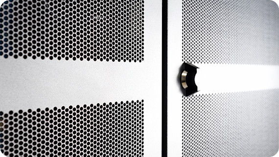 SimSAFE closeup-server-rack-door-lock-870x490