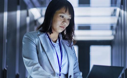 woman-working-on-laptop-870x490