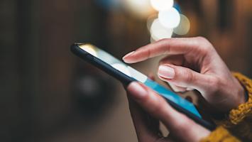 closeup-hand-phone-texting-870x490