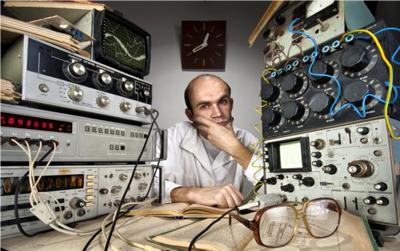 sc-Man_in_lab