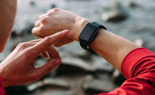 woman-looking-at-watch-870x490