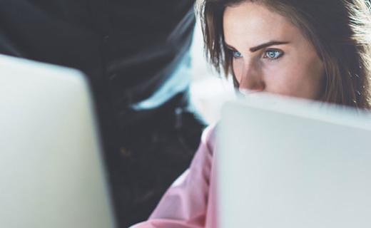 woman-working-on-computer-870-490