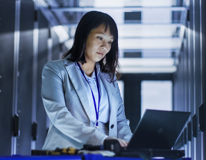 woman-working-datacenter-laptop-1140x1120.jpg