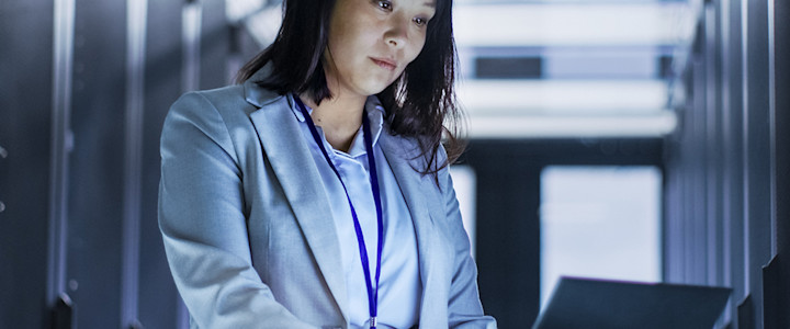 woman-working-datacenter-laptop-1140x1120.jpg