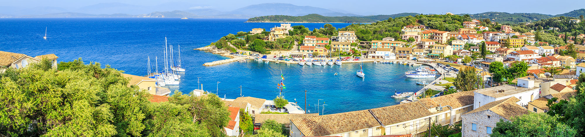 Korfu Last Minute Blick auf den Hafen und die Stadt von Kassiopi in Korfu