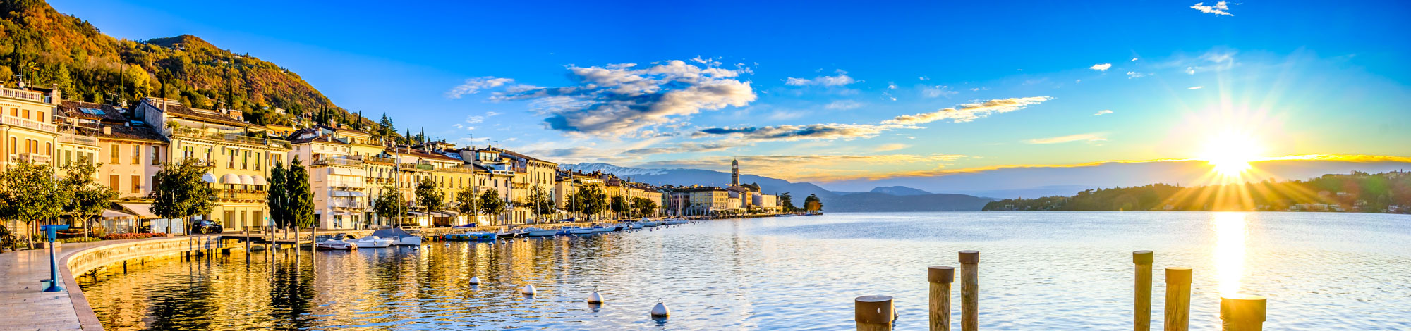Last Minute Gardasee Bunte Häuserfassaden im warmen Sonnenlicht