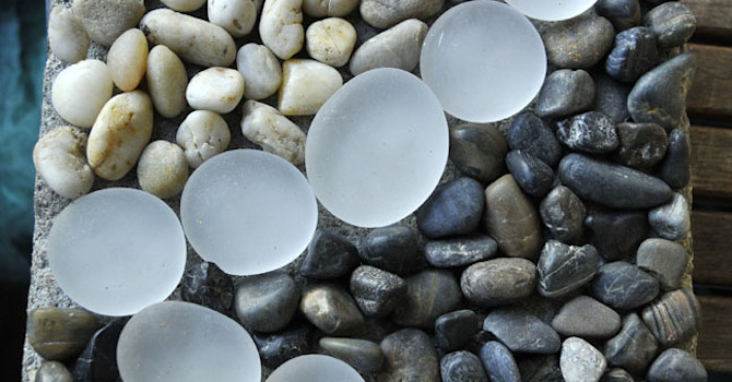 Stenplatta med strandstensmosaik. Fogningen återstår att göra.
Foto: Sylvia Svensson