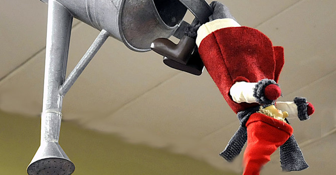 En vacker vattenkanna kan vara en idé. Här hängd upp och ned, en liten tomte dekorerar. Foto: Sylvia Svensson