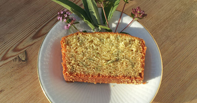 En alldeles vanlig sockerkaka smaksatt med blommor och blad.