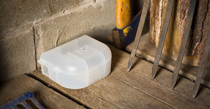 Safe MouseBox är en smart musfälla där själva fällan placerats i en transparent plastbox med två ingångar för musen.
