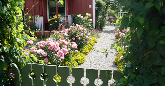 En blommande kolonientré. Här vill man gärna kliva in och förväntar sig nästan doften av kaffe och kaka.