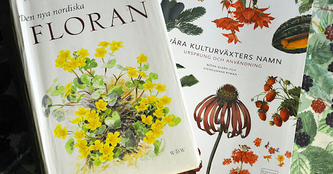 "Den nya nordiska floran" och "Våra kulturväxters namn". Foto: Bernt Svensson
