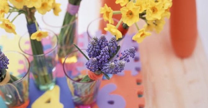 Lekfullt, spontant och okomplicerat är temat för vårens blomsterdekorationer. Foto: Flower Council.