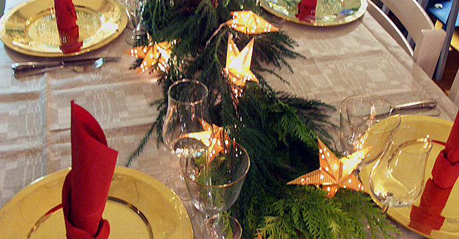 Cypressgirlang på festbordet.
Foto: Sylvia Svensson