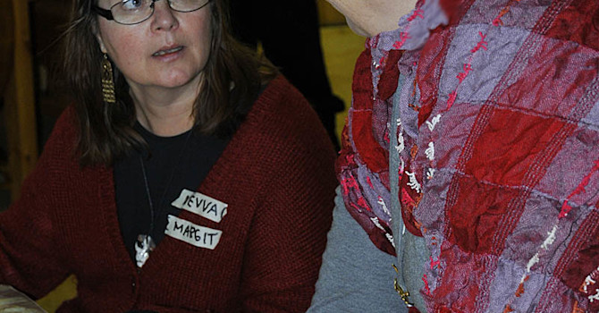 Nevva och Sylvia diskuterar
Foto: Bernt Svensson