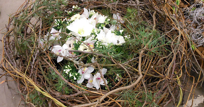 Risgrans med amaryllis och orkideer. Konstgjorda blommor passar bra här.