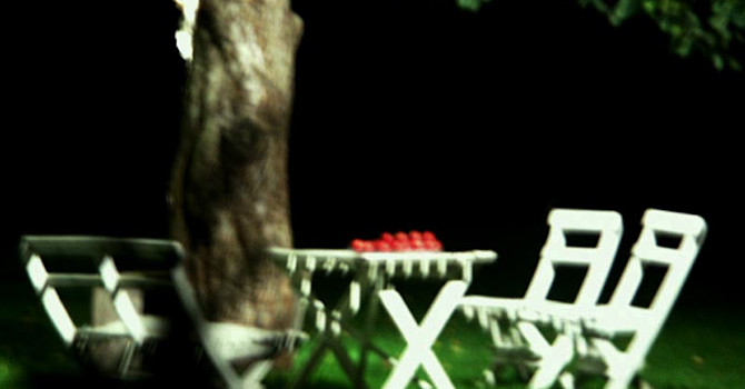 Belyst sittgrupp under trädet.Foto: Sylvia Svensson