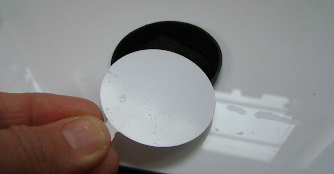 Plastkorgen sätts i planteringsbrickan och täcks med ett plastlock. Sådden är klar!