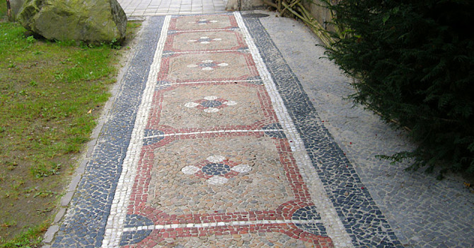 En vacker stenmosaikgång i Sanssousi. Foto: Sylvia Svensson