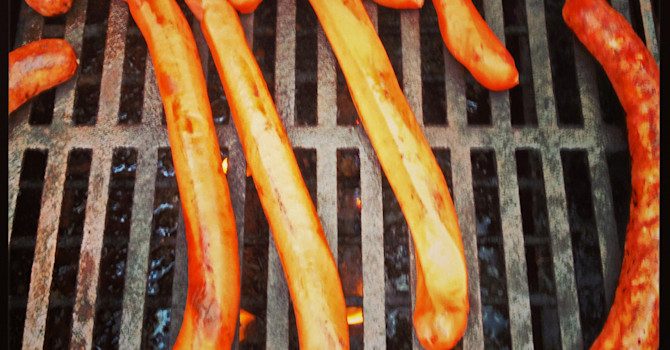 Korvgrillning är en härlig vintersyssla i väntan på våren.