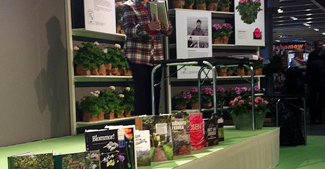 Scenpresentation av Årets Trädgårdsbok-kandidater av Carita Wallman-Larsson, som var med och initierade Årets Trädgårdsbok för 11 år sedan
Foto: Mariana Vodovosoff