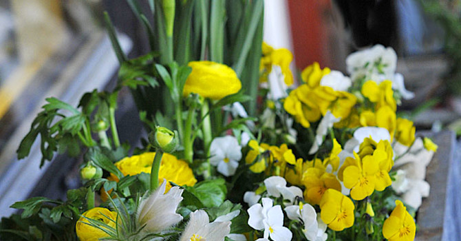 Zinkho med påskhöna och vårblommor.