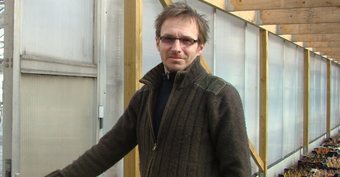 Bengt Håkansson på väg in i växthuset, som står väl förberett för växternas ankomst.
Foto: Katarina Kihlberg