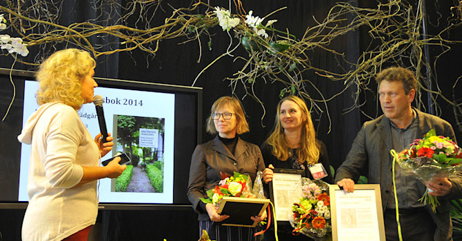 Författaren Kenneth Kauppi, formgivaren Marja Pennanen (tvåa tv) och Arenas representant tar emot priset från Gartenersällskapets representant (ej på bild) och Gunnel Carlson. Foto: Sylvia Svensson