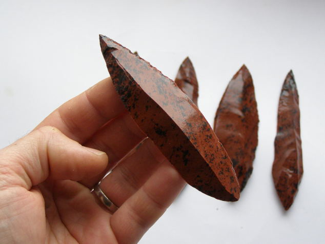 Pazourkový nůž – Sada 5 čepelových hrotů z červeného obsidiánu