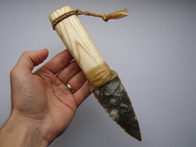 Pazourkový nůž – Dýka s jasanovou rukojetí