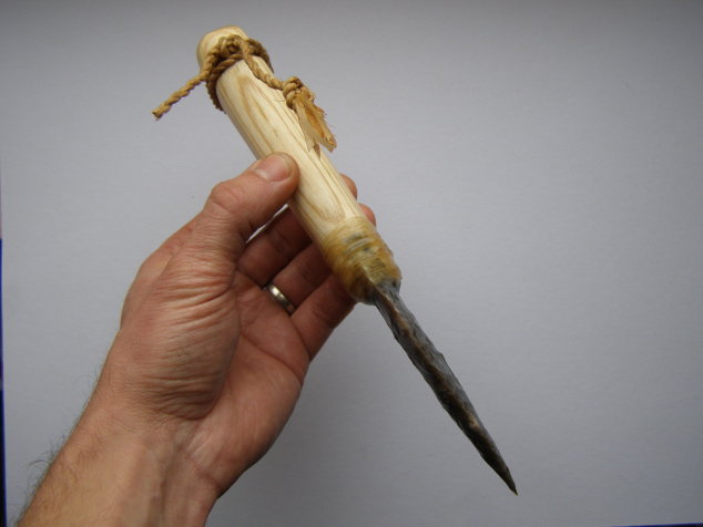 Pazourkový nůž – Dýka s jasanovou rukojetí