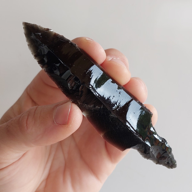 Pazourkový nůž – Obsidiánový hrot s řapem velký