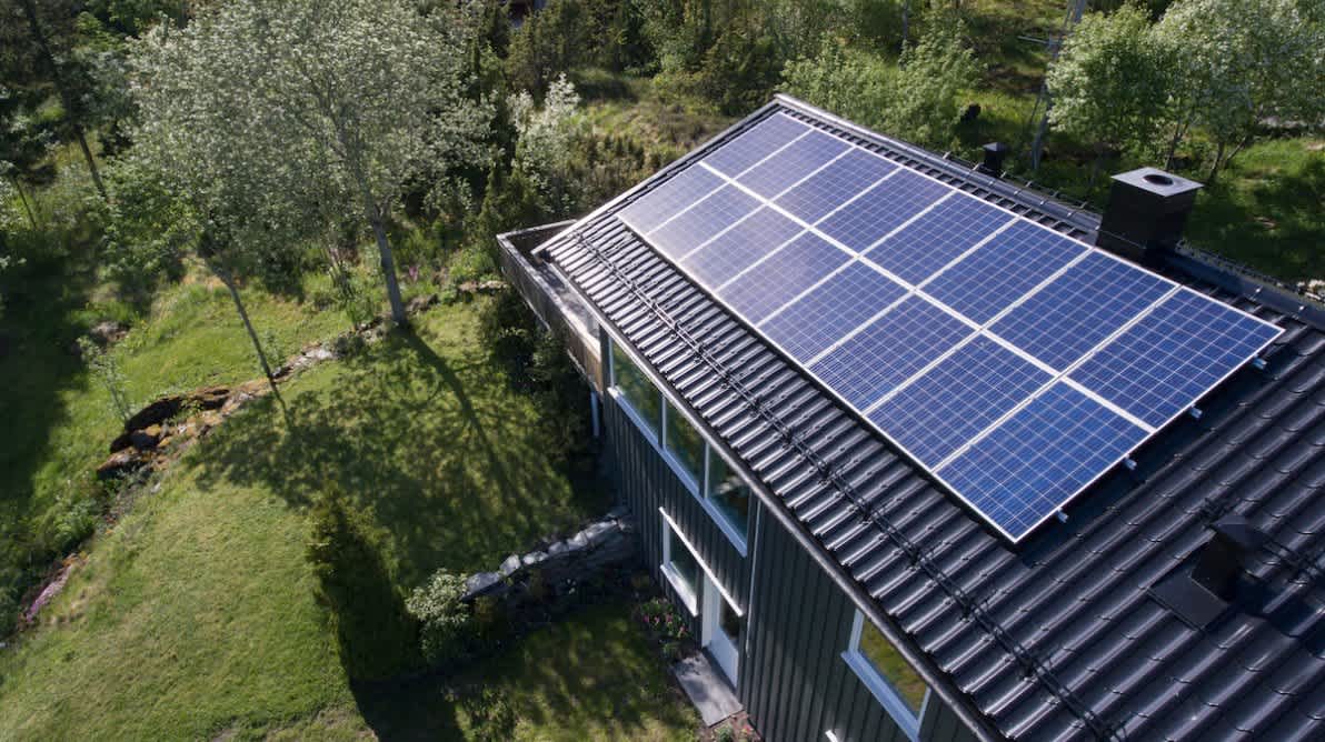 Hus med solceller pÄ taket