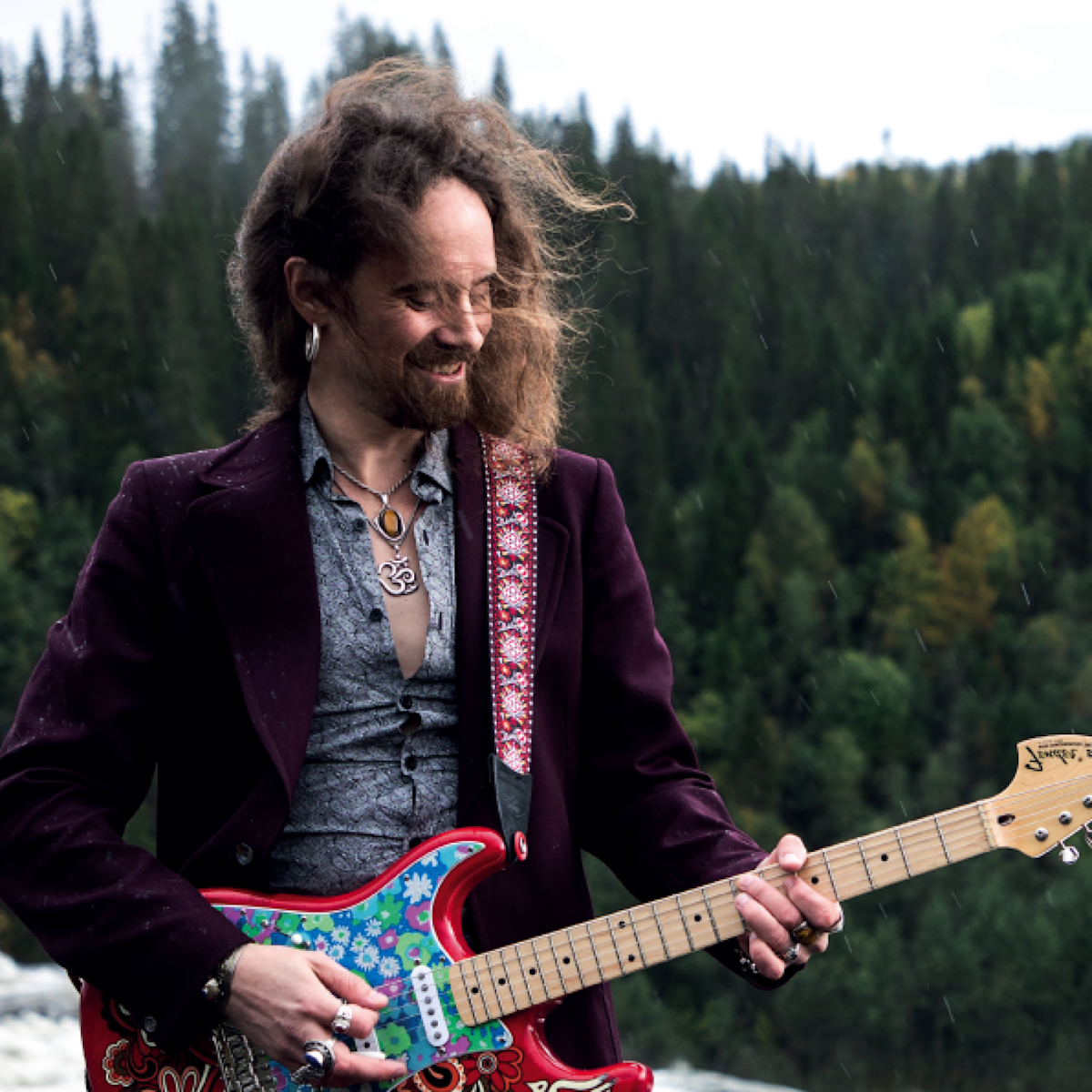 Skjalg Raaen spiller el-gitar foran foss
