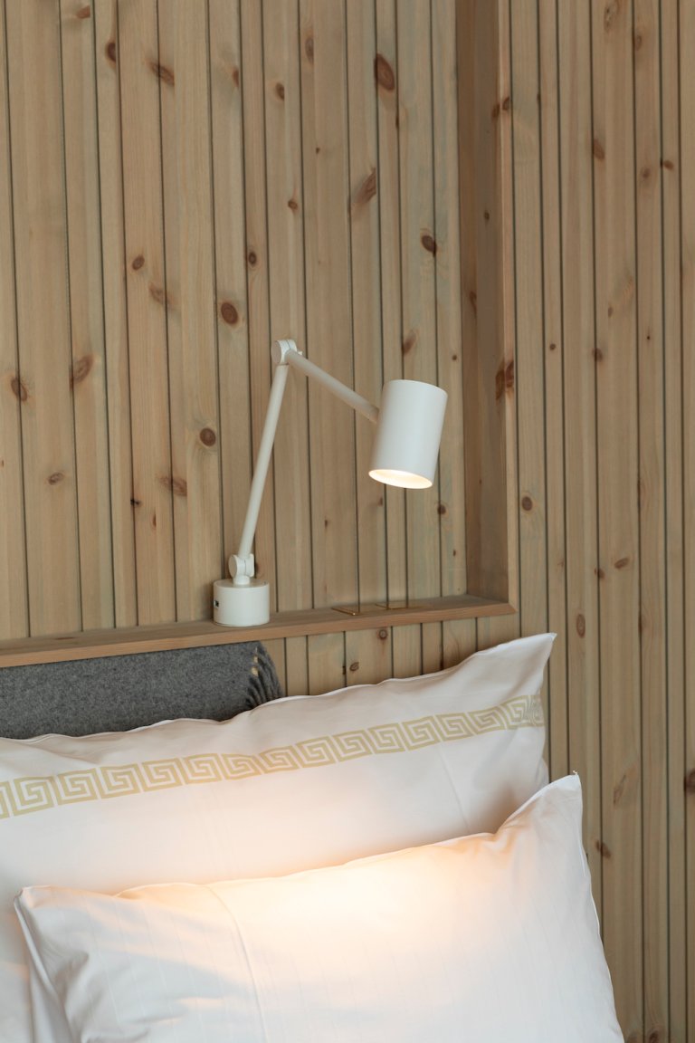 Ikea lampe montert over en seng