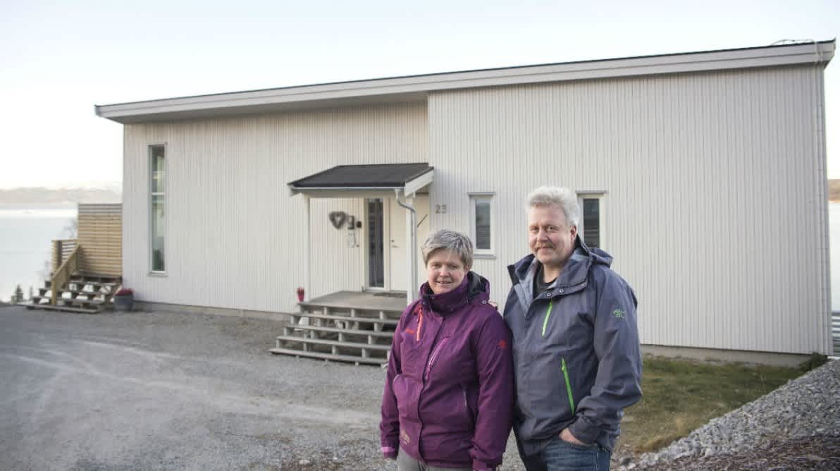 Bilde av Cato Hellem og hans kone foran deres hus