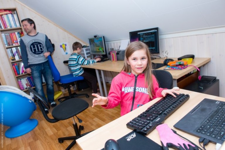 HÄkon sammen med sine barn pÄ kontoret