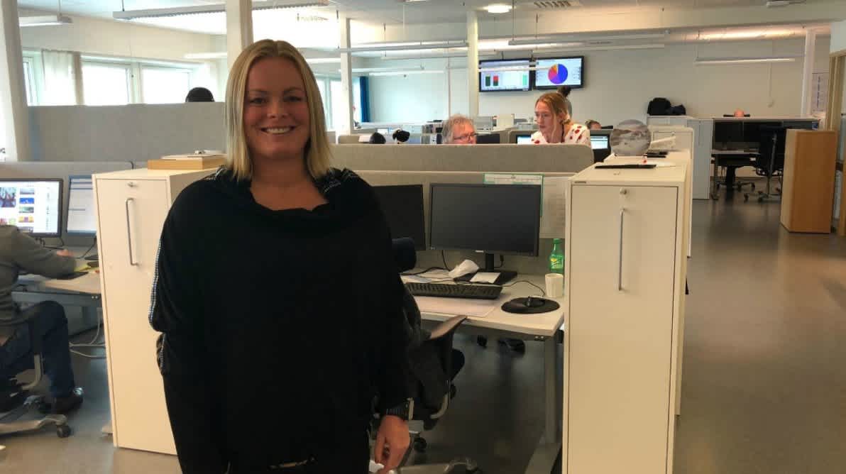 Nina smiler til kamera