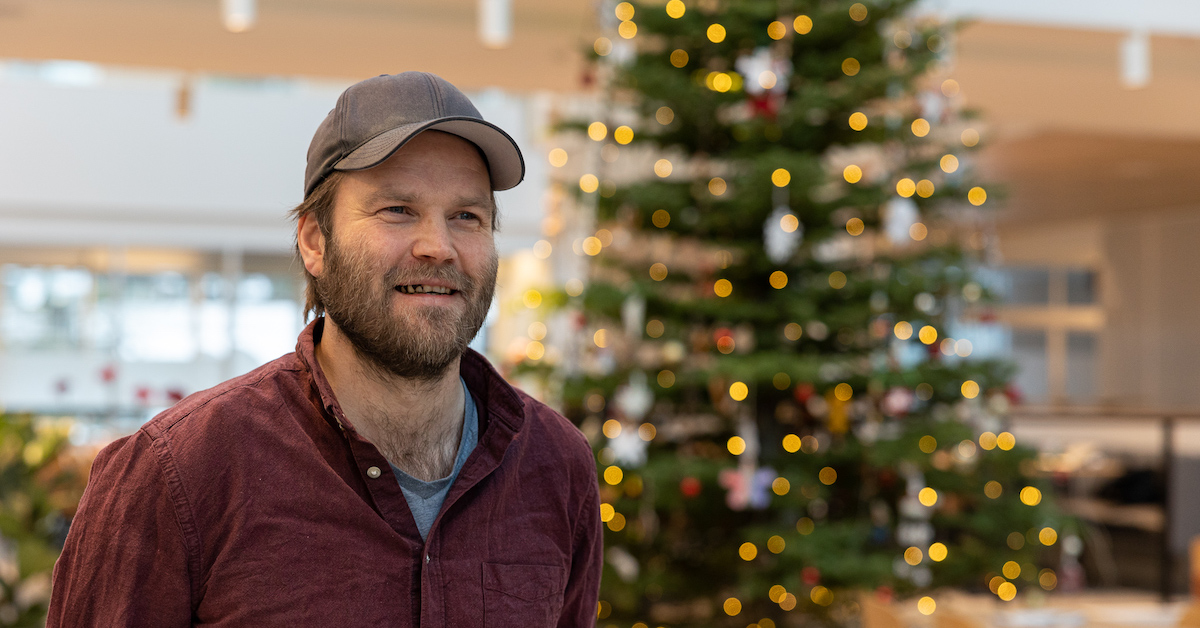 Smilende mann med caps