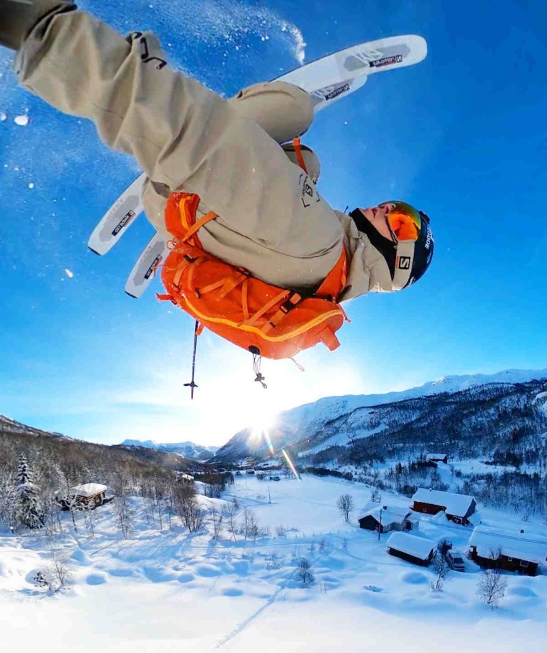 Selfie av Robert Aaring når han hopper med ski