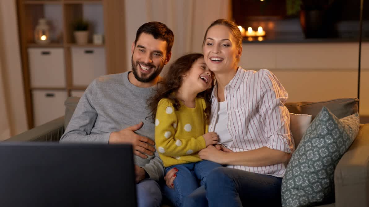 Familie sitter sammen og ser pÄ tv