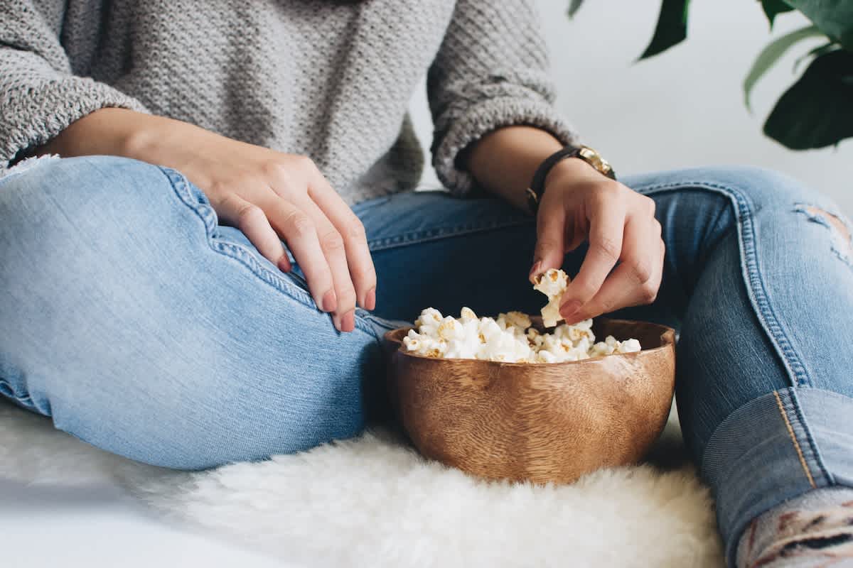 Kvinne som spiser popcorn