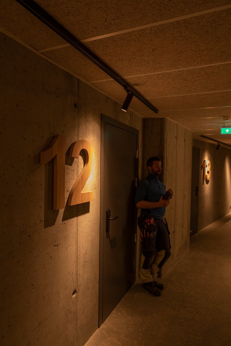 Inngang til rom med nummer 12 på veggen