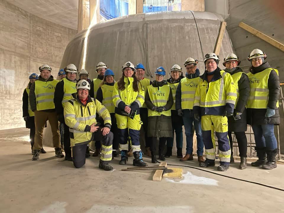 En gruppe folk i verneklær og hjelmer