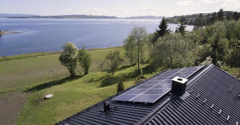 Hus med solceller pÄ taket