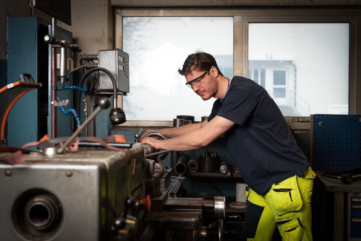 Industriarbeider i arbeidsklær
