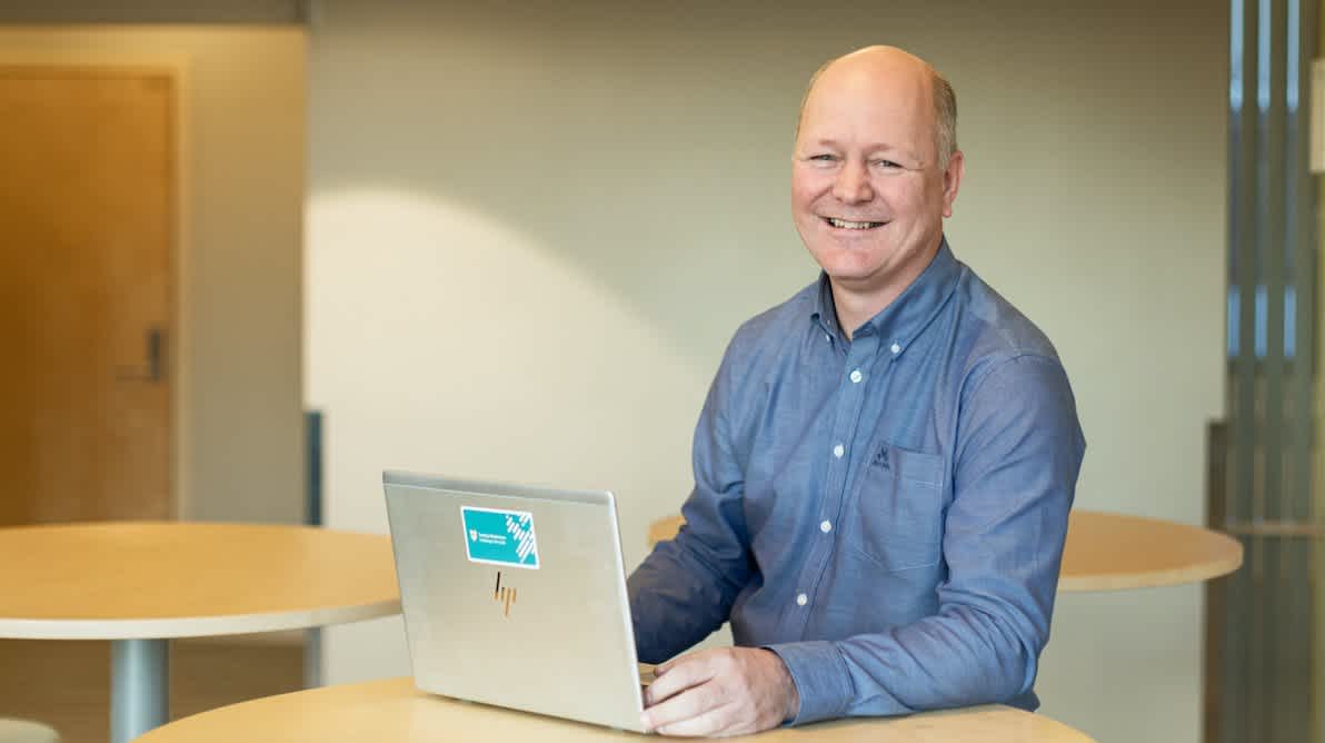 Glenn Paulsen smiler til kamera
